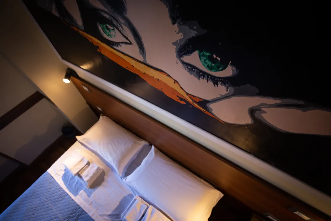 Particolare della stanza matrimoniale "Ila Musica" del bed and breakfast Camaga